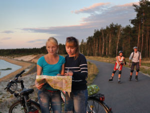 Fahrradfahrer und Skater im Lausitzer Seenland