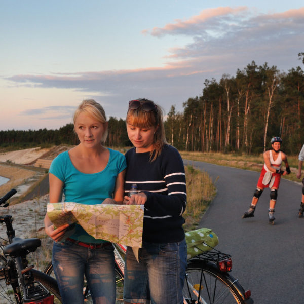 Fahrradfahrer und Skater im Lausitzer Seenland