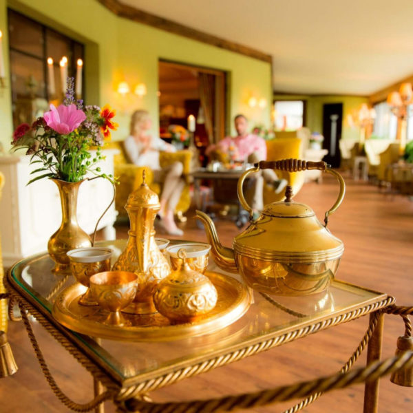 Goldenes Teeservice auf orientalischem Tischchen
