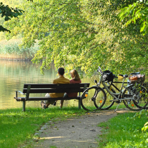 Radfahrer bei einer Pause auf einer Bank