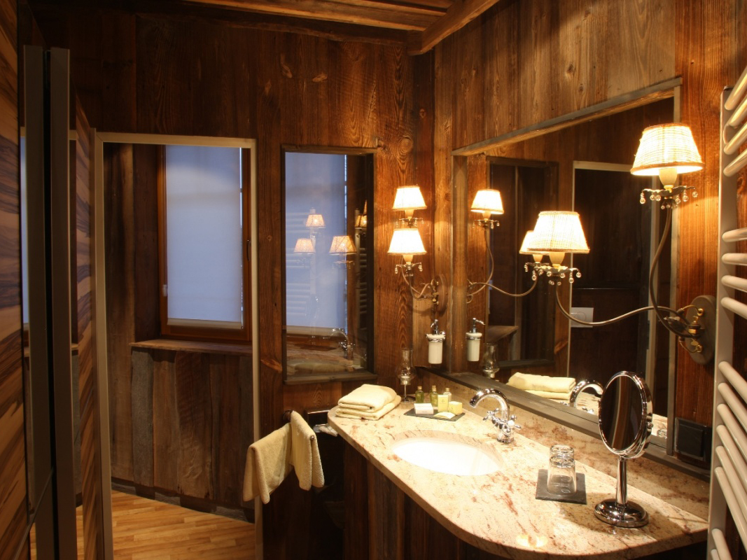 Rustikales Badezimmer in der SPA-Suite