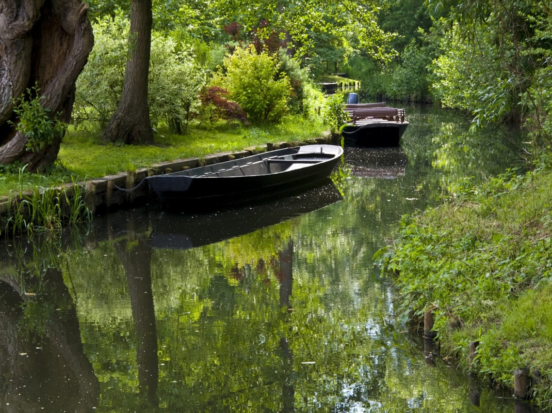 Spreewald-Bach mit Booten