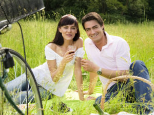 Paar bei einem Picknick auf der Wiese