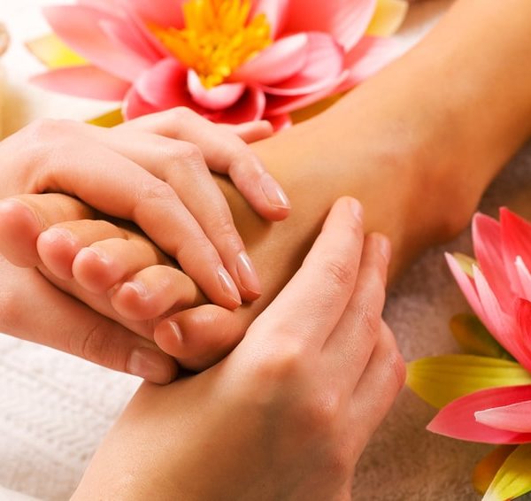 Fußmassage mit Lotusblüten