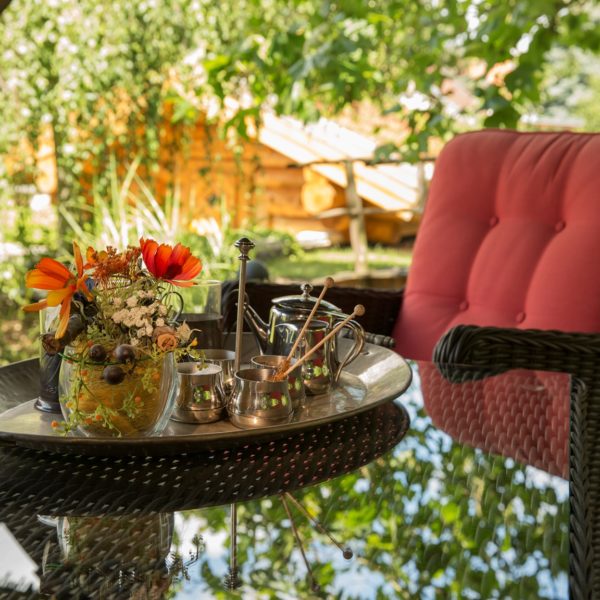 Blumenarrangement und Teeservice in Sitzecke