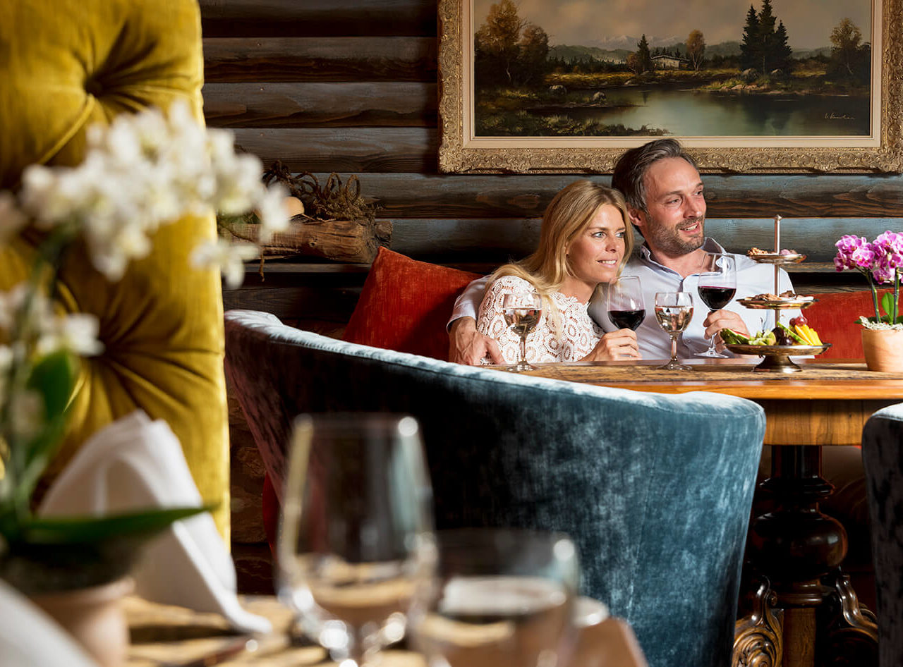 Restaurant Sandak mit Paar am Tisch