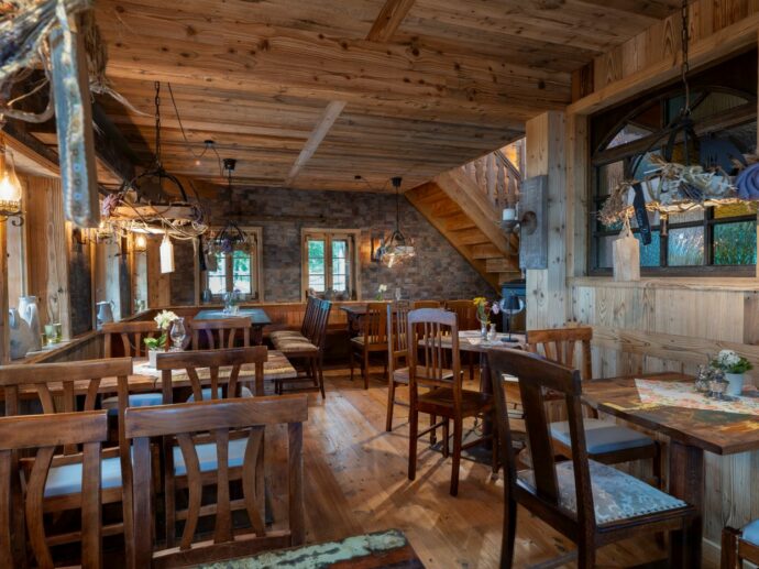 Gastraum der Lutki Hütte